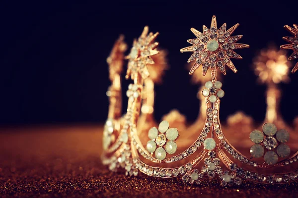 Imagen de llave baja de hermosa reina / corona de rey sobre la mesa de brillo de oro. filtrado vintage. fantasía período medieval —  Fotos de Stock