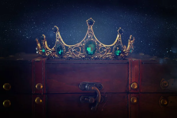 Imagen de llave baja de hermosa reina / corona de rey sobre mesa de madera. v) — Foto de Stock