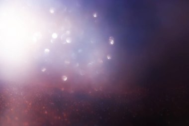 Soyut mor, altın ve siyah parıltılı ışıkların arkaplanı. Odaklanamadı