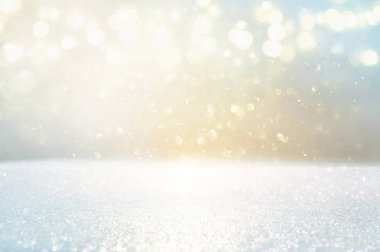 Parlak klasik ışıkların soyut arkaplanı. Gümüş, altın ve beyaz. Odaklanmamış