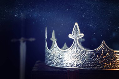 Güzel kraliçe ve kralın resmi antika bir kutunun üzerinde.