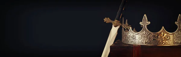 Lage sleutel beeld van mooie koningin / koning kroon over antieke doos naast zwaard. fantasie middeleeuwse periode. Selectieve focus — Stockfoto