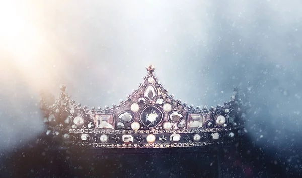 Mysterious and magical photo of of beautiful queen/king crown over gothic snowy dark background. Medieval period concept — Stock Photo, Image