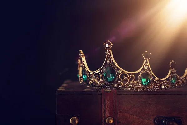 Niski kluczowy obraz pięknej królowej / korony króla nad drewnianym stołem. v — Zdjęcie stockowe