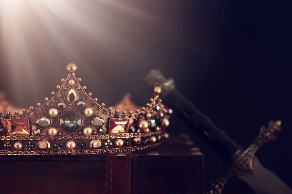 Lage sleutel afbeelding van mooie koningin / koning kroon over antieke doos nex — Stockfoto
