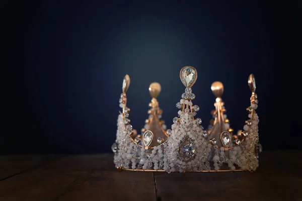 Imagem chave baixa de bela rainha / rei coroa sobre mesa de madeira. vintage filtrado. período medieval fantasia — Fotografia de Stock