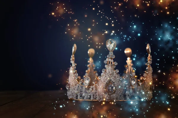 Low-Key-Bild der schönen Königin / König Krone über Holztisch. Jahrgang gefiltert. Mittelalterliche Fantasie. glitzernde Lichter — Stockfoto