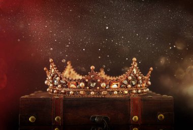 Tahta masanın üzerindeki güzel kraliçe ve kral tacının gösterişsiz görüntüsü. v
