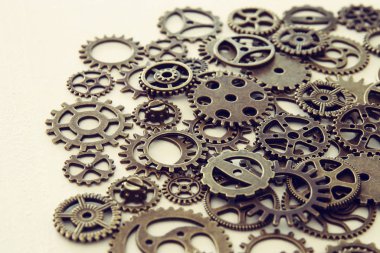 Eski viteslerin arka planı ahşap masa üzerinde, eski mekanik saat tekerlekleri