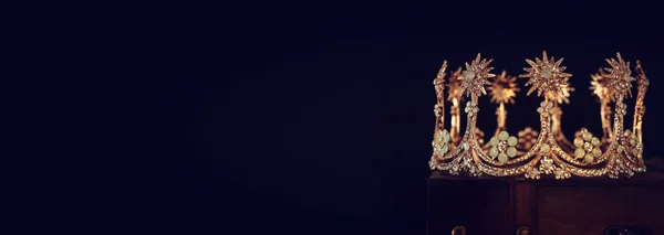 Imagen de llave baja de hermosa reina / corona de rey sobre mesa de madera. filtrado vintage. fantasía período medieval — Foto de Stock