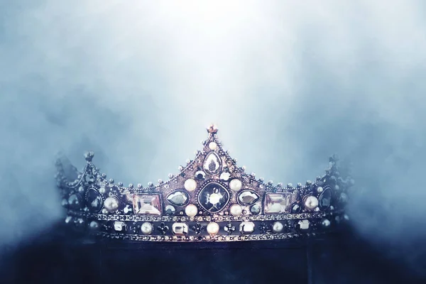 Misteriosa y mágica foto de la hermosa corona reina / rey sobre fondo gótico oscuro. Concepto de época medieval — Foto de Stock