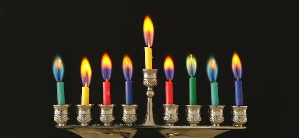 보석같은 휴일 하누카를 배경으로 한 종교 형상과 므노라 ( 전통적 인 촛대 ) 와 촛불 — 스톡 사진