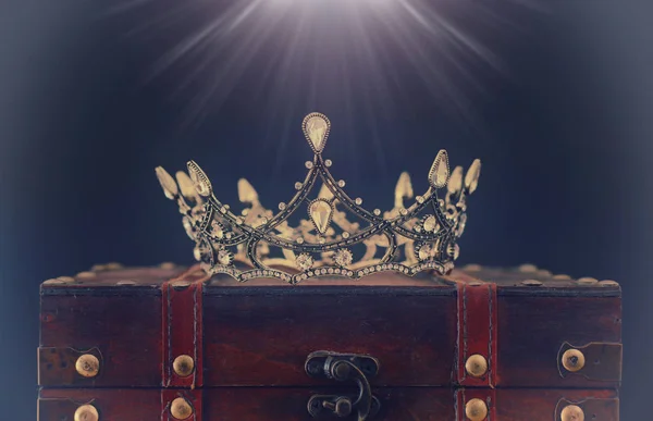 Imagen de llave baja de hermosa reina / corona de rey sobre mesa de madera. v) — Foto de Stock