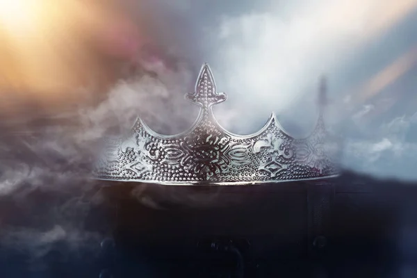 Misteriosa y mágica foto de la hermosa corona reina / rey sobre fondo oscuro nevado gótico. Concepto de época medieval — Foto de Stock