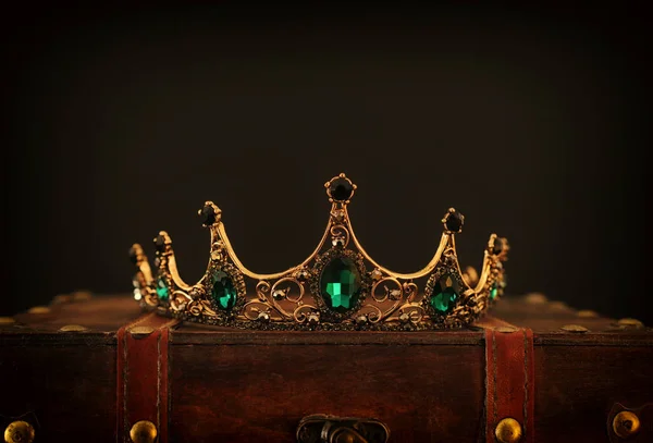 Imagen de llave baja de hermosa reina / corona de rey sobre mesa de madera. filtrado vintage. fantasía período medieval —  Fotos de Stock