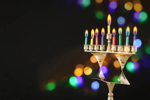 Imagen religiosa de las vacaciones judías fondo de Hanukkah con menorah (candelabros tradicionales) y velas —  Fotos de Stock