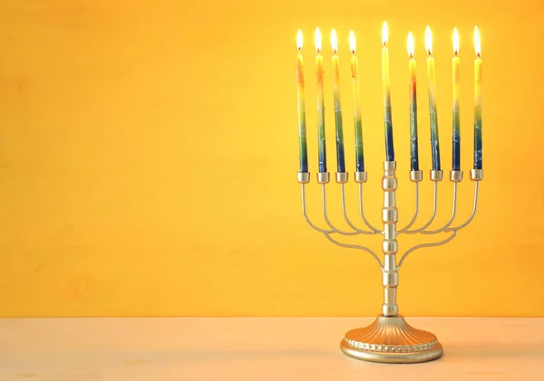 Религиозный образ еврейского праздника Ханука фон с менорой (традиционные канделябры) и свечами — стоковое фото