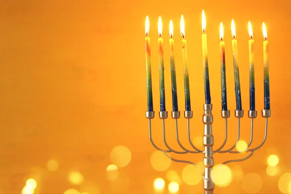 Menorah (geleneksel şamdan) ve mumlarla Yahudi bayramı Hanuka arkaplanının dini görüntüsü — Stok fotoğraf