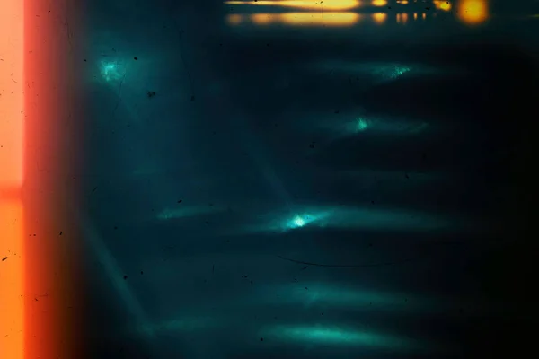 Retro filmin arka planı aşırı derecede, çizik, toz ve ışık sızıntılı görüntü — Stok fotoğraf