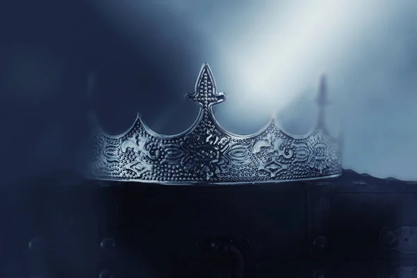 Misteriosa e mágica foto de bela rainha / rei coroa sobre fundo escuro nevado gótico. Conceito de período medieval — Fotografia de Stock