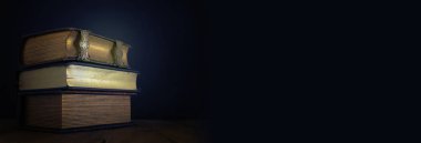 eski ahşap masa üzerinde antika kitap yığını. fantezi ortaçağ dönemi ve dini kavram.