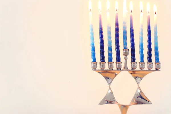 Релігійне зображення єврейського свята Ханука з давідською зіркою мерая (традиційні канделябри) та свічками — стокове фото