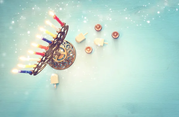 Imagen religiosa de vacaciones judías fondo Hanukkah con menorah (candelabros tradicionales), velas y peonza — Foto de Stock