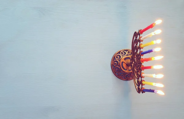 Religion bild av judisk semester Hanukkah bakgrund med mässing menorah (traditionell kandelabra) och ljus. ovanifrån — Stockfoto