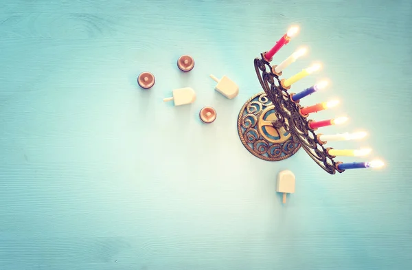 Religião imagem de feriado judaico Hanukkah fundo com menorah (candelabro tradicional), velas e spinning top — Fotografia de Stock