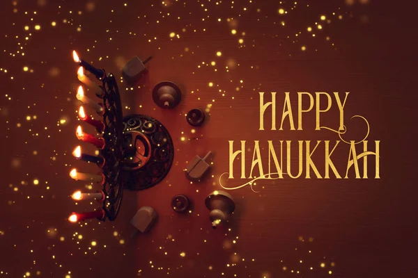 Religionsbild des jüdischen Feiertags Chanukka Hintergrund mit Menora (traditioneller Leuchter), Kerzen und Kreisel — Stockfoto