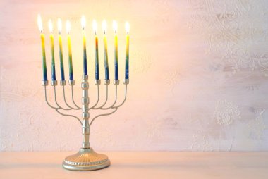 Pirinç menorası (geleneksel şamdan) ve mumlarla Yahudi bayramı Hanuka arkaplanının dini görüntüsü