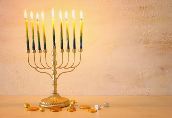 Religion bild av judisk semester Hanukkah med menorah (traditionell kandelabra), snurrande topp över trä bakgrund — Stockfoto