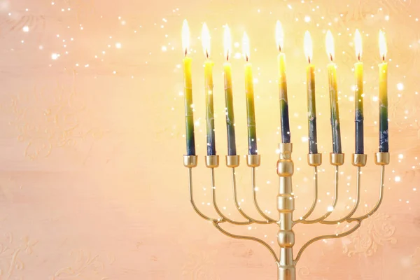 Religie beeld van joodse vakantie Chanoeka achtergrond met messing menorah (traditionele kandelaar) en kaarsen — Stockfoto
