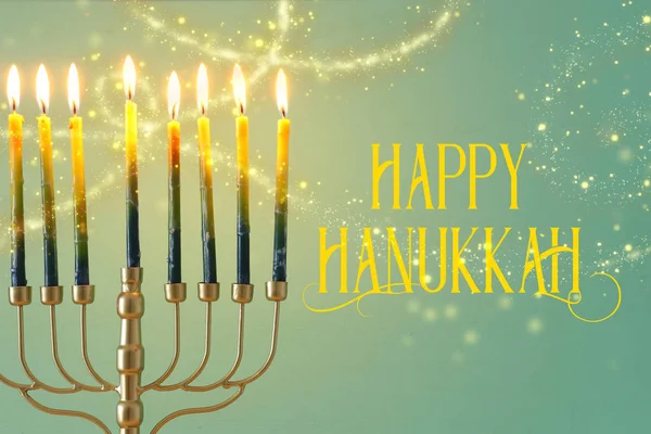 Religião imagem de feriado judaico Hanukkah fundo com menorah bronze (candelabro tradicional) e velas — Fotografia de Stock