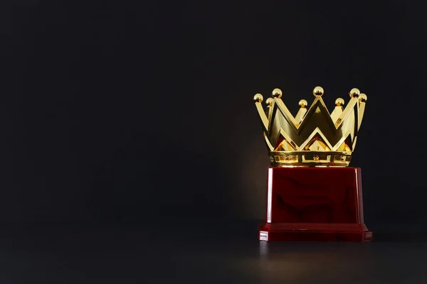 Immagine del premio corona d'oro sul tavolo di legno. — Foto Stock