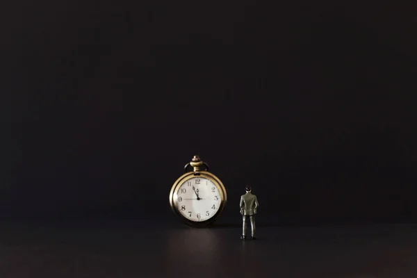 Concepto de negocio de liderazgo, hombre mirando el reloj, fecha límite y la idea de desafío — Foto de Stock