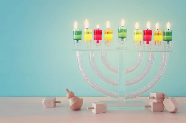 Imagem de férias judaicas Hanukkah fundo com menorah de cristal (candelabro tradicional) e velas de óleo coloridas — Fotografia de Stock