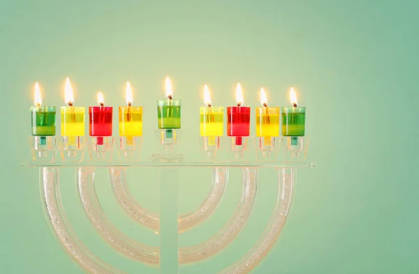 Imagen de vacaciones judías fondo Hanukkah con menorá de cristal (candelabros tradicionales) y velas de aceite de colores —  Fotos de Stock
