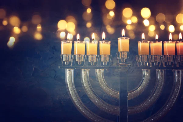 Immagine della vacanza ebraica Hanukkah sfondo con menorah cristallo (candelabro tradizionale) e candele ad olio colorate — Foto Stock