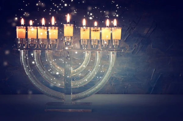Bild des jüdischen Feiertags Chanukka Hintergrund mit Kristall-Menora (traditionelle Leuchter) und bunten Ölkerzen — Stockfoto