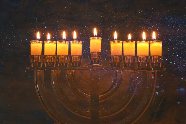 Зображення єврейського свята Ханука з кришталевою меланою (традиційні канделябри) та барвистими олійними свічками — стокове фото