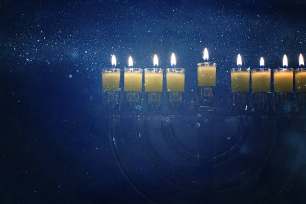 Imagem de férias judaicas Hanukkah fundo com menorah de cristal (candelabro tradicional) e velas de óleo coloridas — Fotografia de Stock