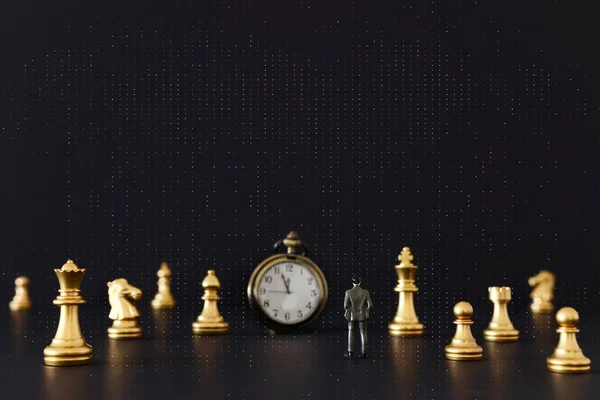 Bild des Schachspiels. Geschäftsmann mit Blick auf alte Uhren und Schachfiguren, Wettbewerb, Strategie, Führung und Erfolgskonzept — Stockfoto