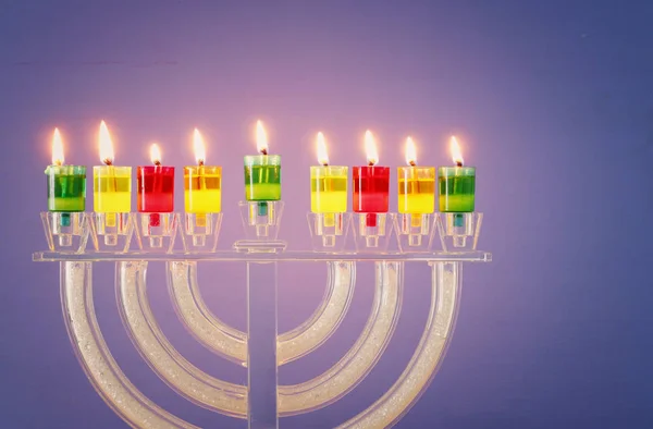 Imagen de vacaciones judías fondo Hanukkah con menorá de cristal (candelabros tradicionales) y velas de aceite de colores —  Fotos de Stock