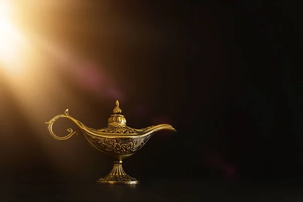 Bild der magischen geheimnisvollen Aladin-Lampe mit glitzerndem Glanz sm — Stockfoto