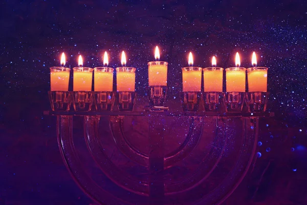 Εικόνα της εβραϊκής διακοπές Hanukkah φόντο με κρύσταλλο menorah (παραδοσιακό μανουάλια) και χρωματιστά Κανδήλια — Φωτογραφία Αρχείου