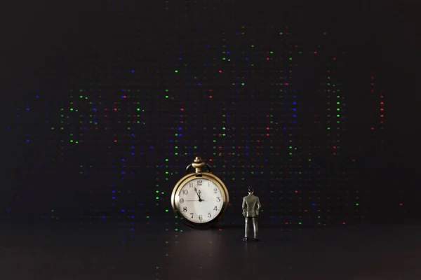 Concepto de negocio de liderazgo, hombre mirando el reloj, fecha límite y la idea de desafío — Foto de Stock