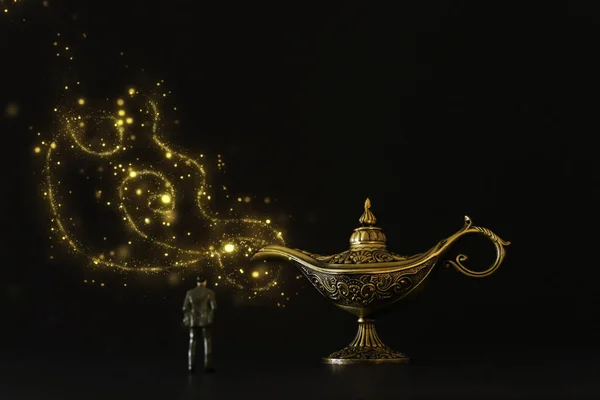 Konceptuální obrázek obchodníka, který se dívá na Aladdin lampu s kouřem a žádá o přání — Stock fotografie