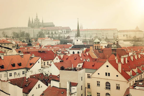 Praga telha telhados de casas antigas, castelo e catedral. vista de — Fotografia de Stock