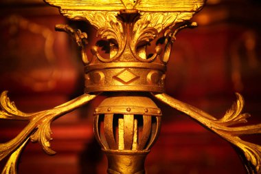 Taçların klasik süsü, antika altın çiçekli tasarımlar.